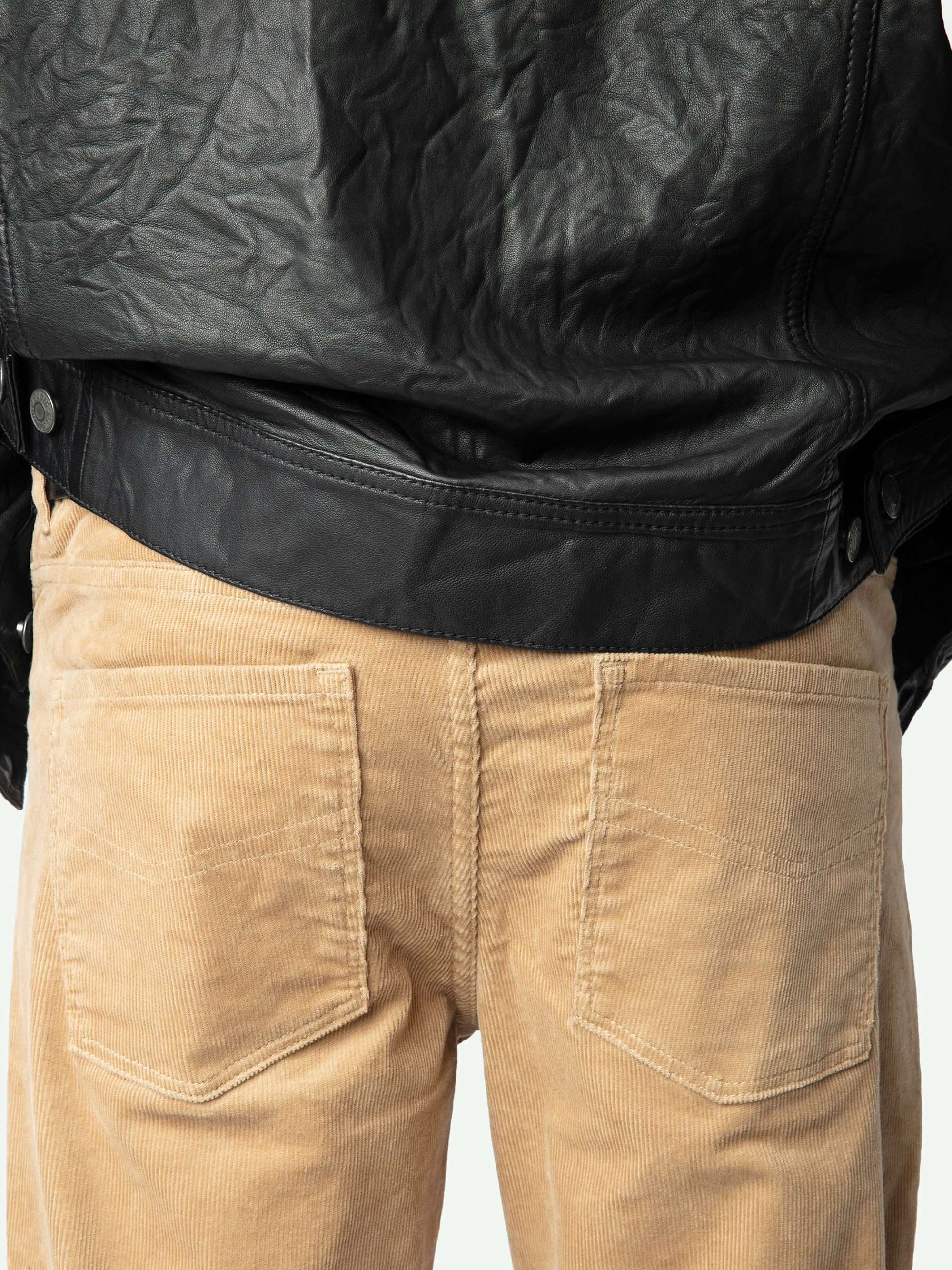 Hose Steeve Cord - Eng anliegende Hose aus cordähnlichem, abgenutztem hellbraunem Velours.